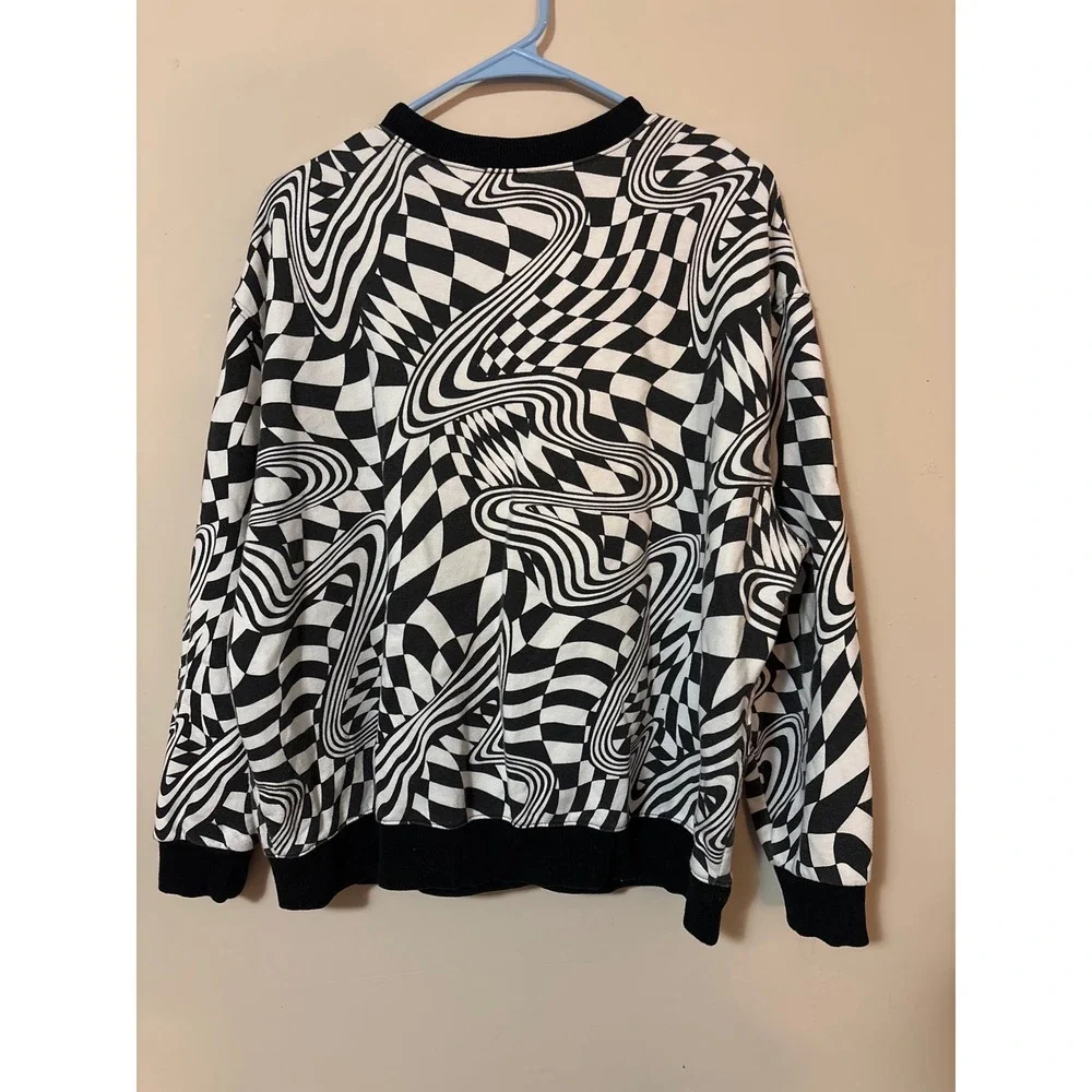 Wild Fable Black White Optical Illusion Checkerboard Print Crewneck Sweatshirt - Picture 4 of 4